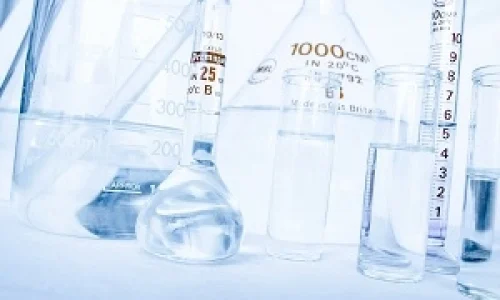 Destilovaná voda - Ilustračný obrázok zobrazujúci fľašu destilovanej vody na Marlus blogu o zdravotných rizikách spojených s jej konzumáciou.